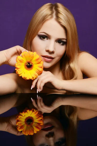 Krásná žena s květem gerbera — Stock fotografie