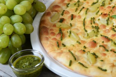 Elmalı üzüm ve pesto sos ile