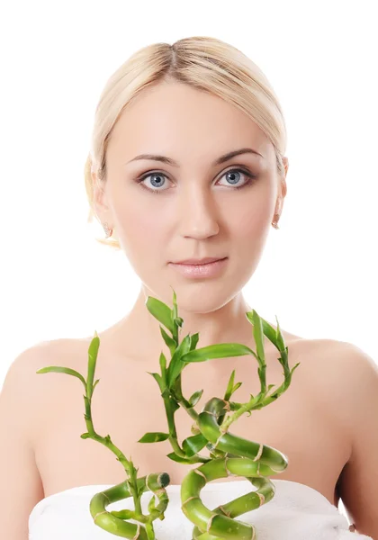 Die schöne junge Frau mit grünem Bambus — Stockfoto