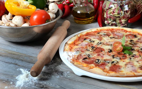 De Italiaanse pizza met een ham en champignons — Stockfoto