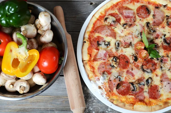 Italiensk pizza med en skinka och svamp — Stockfoto