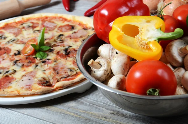 De Italiaanse pizza met een ham en champignons — Stockfoto
