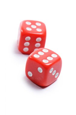 Poker izole beyaz zemin üzerine kırmızı küpler
