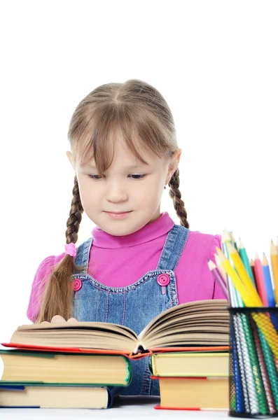 La bambina impara isolata su sfondo bianco — Foto Stock