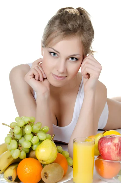 Menina bonita com frutas e legumes — Fotografia de Stock