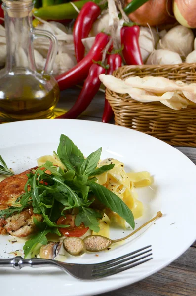 Paste fettuccine mit Pilzen und Truthahn — Stockfoto