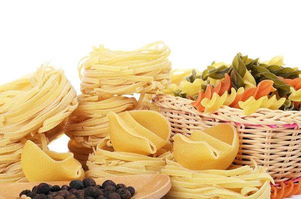 Nido de tagliatelle de pasta italiana aislado sobre fondo blanco — Foto de Stock