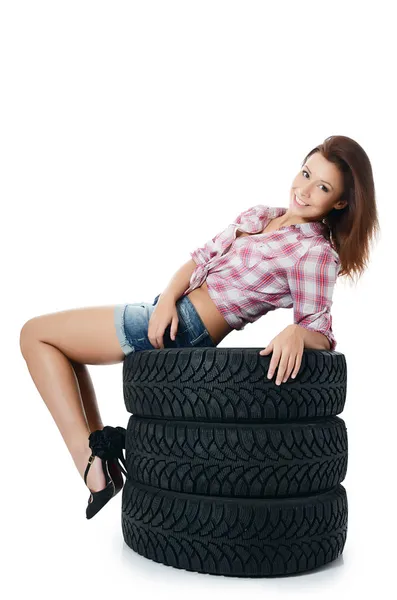 Dívka s automobilové pneumatiky izolovaných na bílém — Stock fotografie