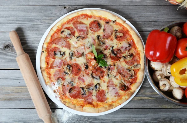 Die italienische Pizza mit Schinken und Pilzen — Stockfoto