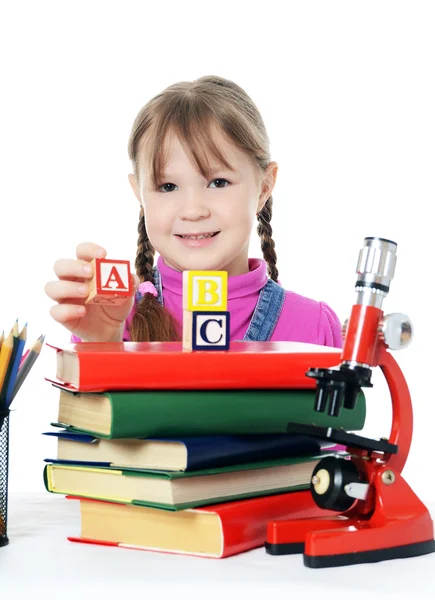 La petite fille apprend isolé sur fond blanc — Photo