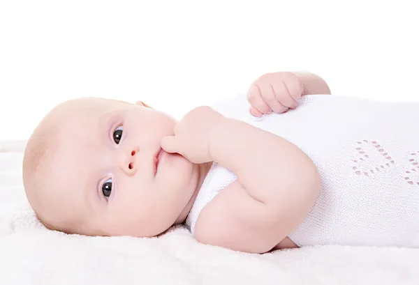 O pequeno bebê isolado no branco — Fotografia de Stock