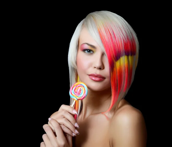 La chica con azúcar candy un fondo negro — Stok fotoğraf