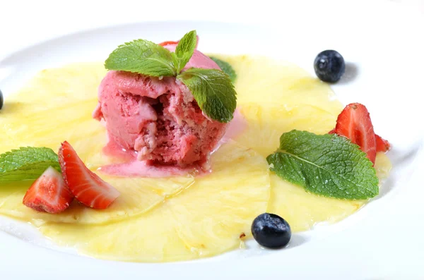 Helado de fresa con piñas y menta —  Fotos de Stock