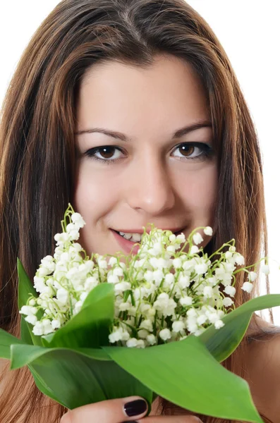 La belle femme tient une fleur de lis de la vallée — Photo