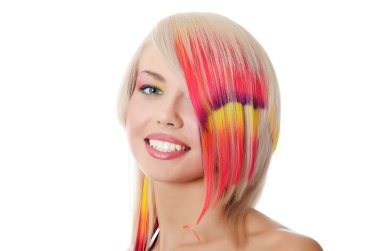 parlak bir makyaj ve saç çok renkli iplikçik ile güzel bir kız