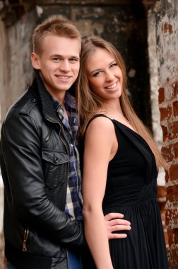 duvara girerler genç çifti