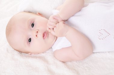 beyaz izole küçük bebek