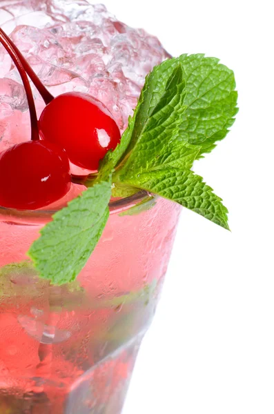 Cocktail rinfrescante con ghiaccio e menta — Foto Stock