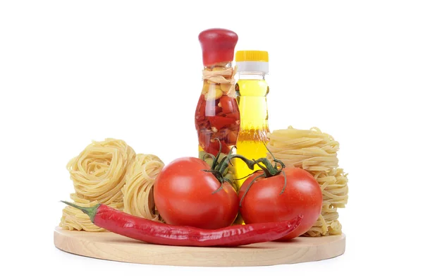 Pasta med en olivolja och tomater isolerade — Stockfoto