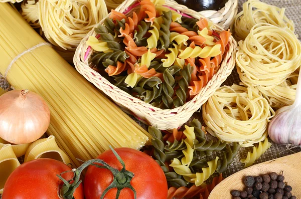 Nudeln mit Olivenöl und Tomaten — Stockfoto