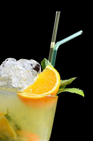 Cocktail rinfrescante con ghiaccio e menta — Foto Stock