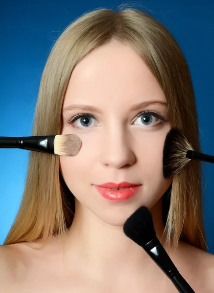 La belle fille avec des pinceaux maquillage — Photo