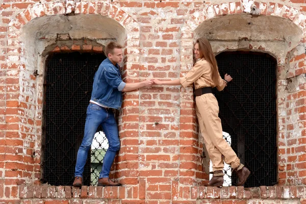 Young enamoured pair a brick wall — Stock Photo, Image