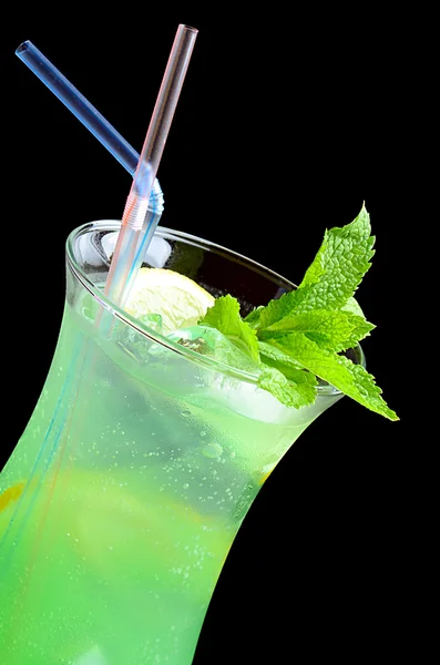 Cocktail rinfrescante con ghiaccio e menta — Foto Stock