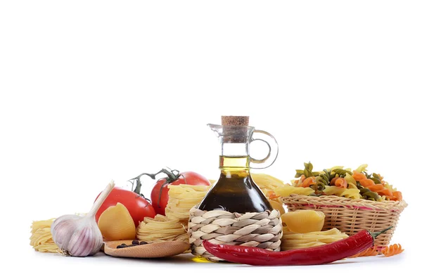 Pasta con aceite de oliva y tomates aislados — Foto de Stock