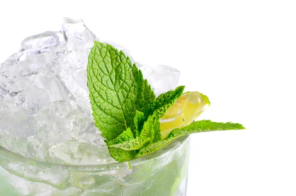 Cocktail rinfrescante con ghiaccio e menta — Foto Stock