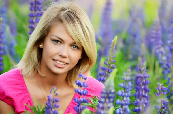 La belle femme dans le champ avec lupin — Photo