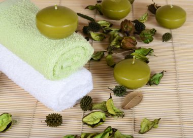 Bambu zemin üzerine kokulu mumlar