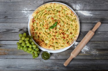 Elmalı üzüm ve pesto sos ile