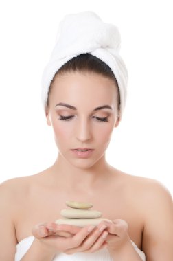 güzel bir kadın, ellerinde taş tutar. Spa Konsept.