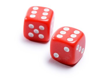 Poker izole beyaz zemin üzerine kırmızı küpler