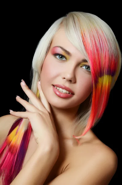 A menina bonita com uma maquilagem brilhante e fios multicoloridos no cabelo — Fotografia de Stock