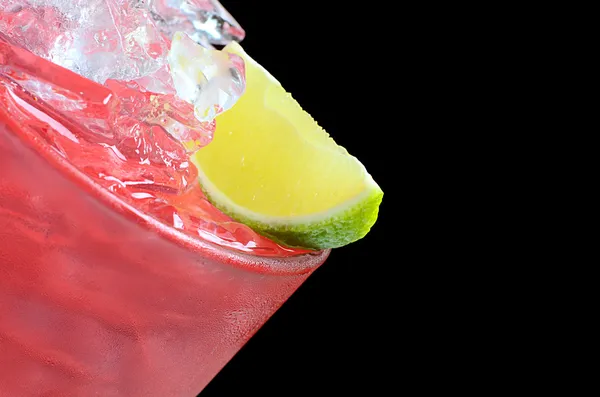 Cocktail rafraîchissant avec glace et citron vert — Photo