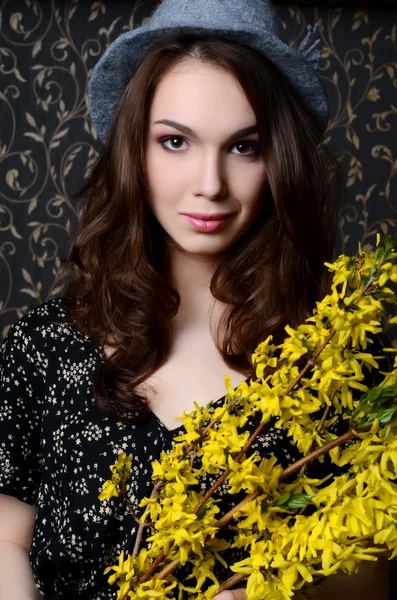 The young beautiful woman in an autumn beret on a head — Stock Photo, Image