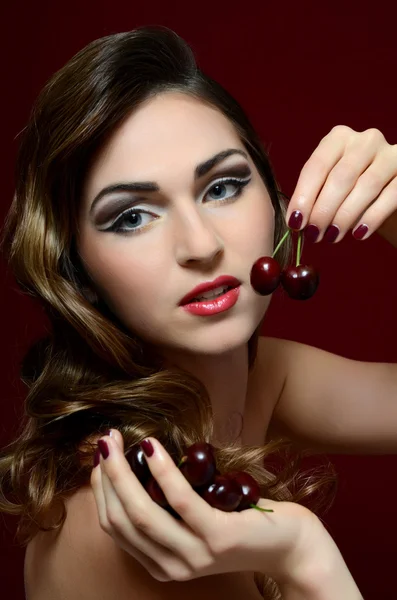 La mujer hermosa con la cereza dulce — Foto de Stock