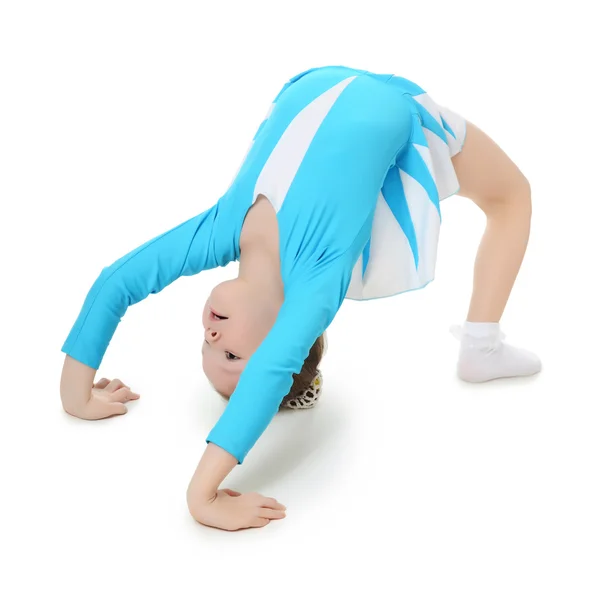 Liten flicka gymnasten utövar — Stockfoto