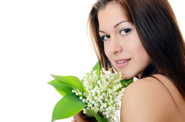 Die schöne Frau hält eine Blume einer Maiglöckchen in der Hand — Stockfoto