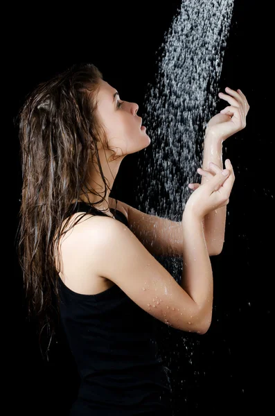 黒のシャワーの下で女の子 — ストック写真
