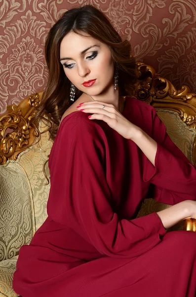 Den eleganta sensuell ung kvinnan i en rödvin klänning — Stockfoto