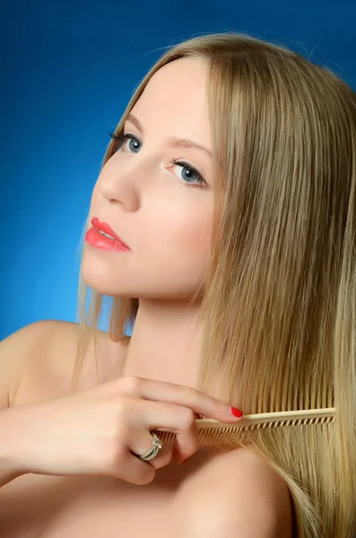 Das schöne Mädchen bürstet die Haare — Stockfoto