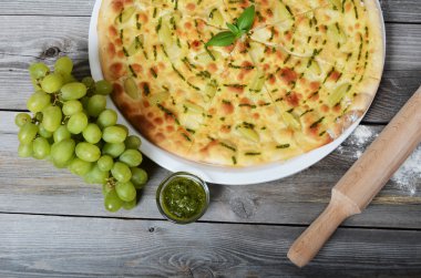 Elmalı üzüm ve pesto sos ile