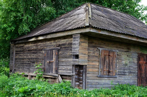 La casa de madera en un campo —  Fotos de Stock