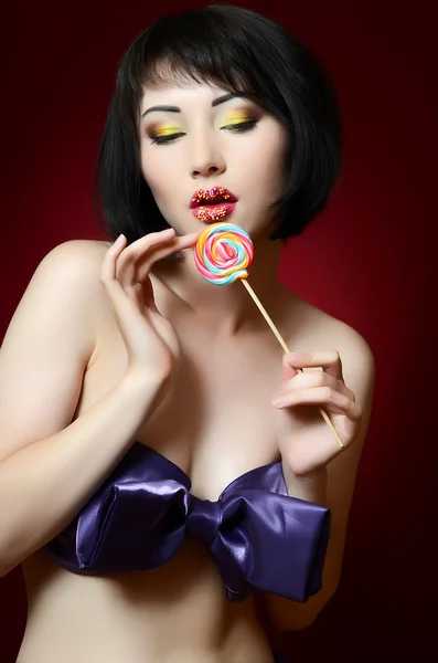 Девушка с сахарной конфеткой — стоковое фото