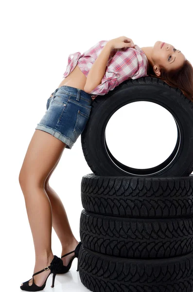 Flickan med bil däck — Stockfoto