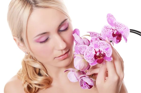 La joven hermosa con las flores de la orquídea — Foto de Stock