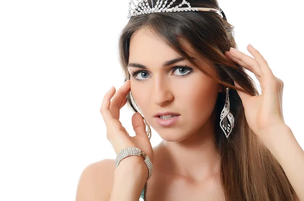 La mujer hermosa con la tiara en la cabeza — Foto de Stock